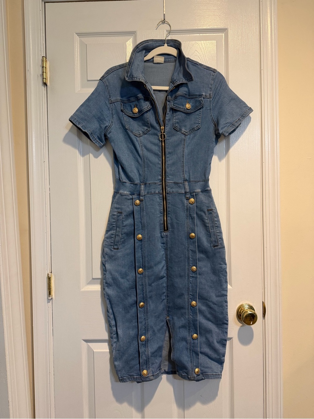 Short-Sleeve Blue Denim Midi Dress with Front Zip